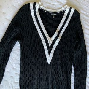 Willi Smith Black and white deep v sweater